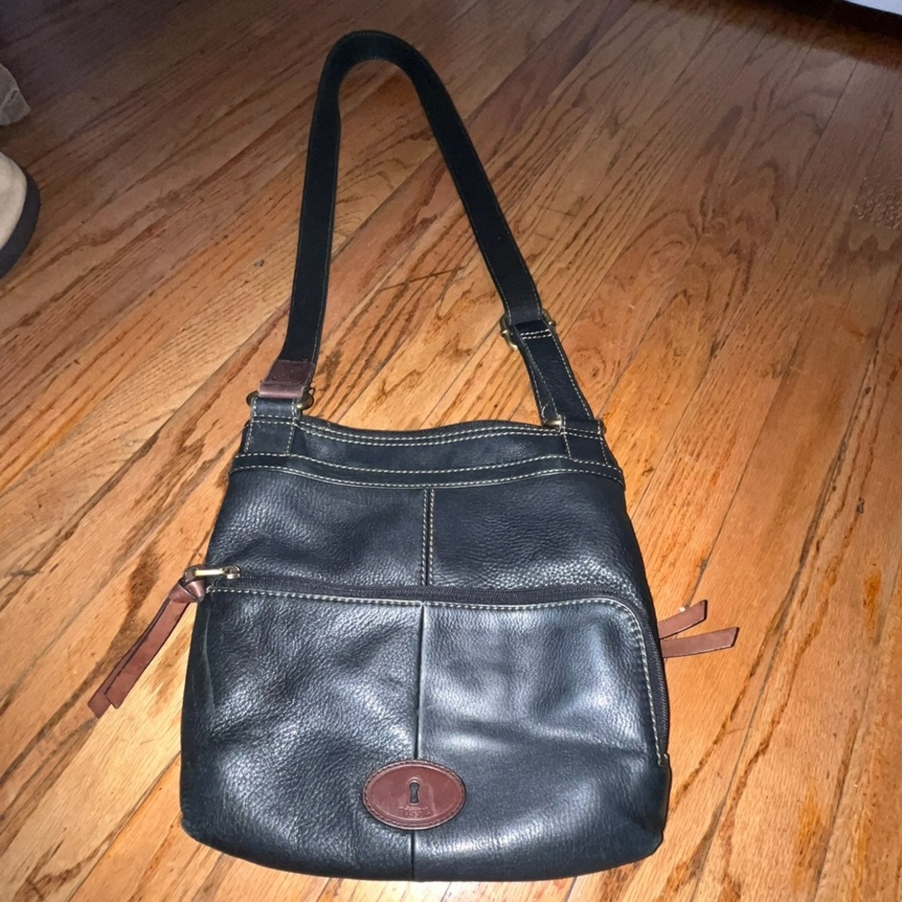Fossil Leather Women’s Shoulder Bag: Lots Of Pockets